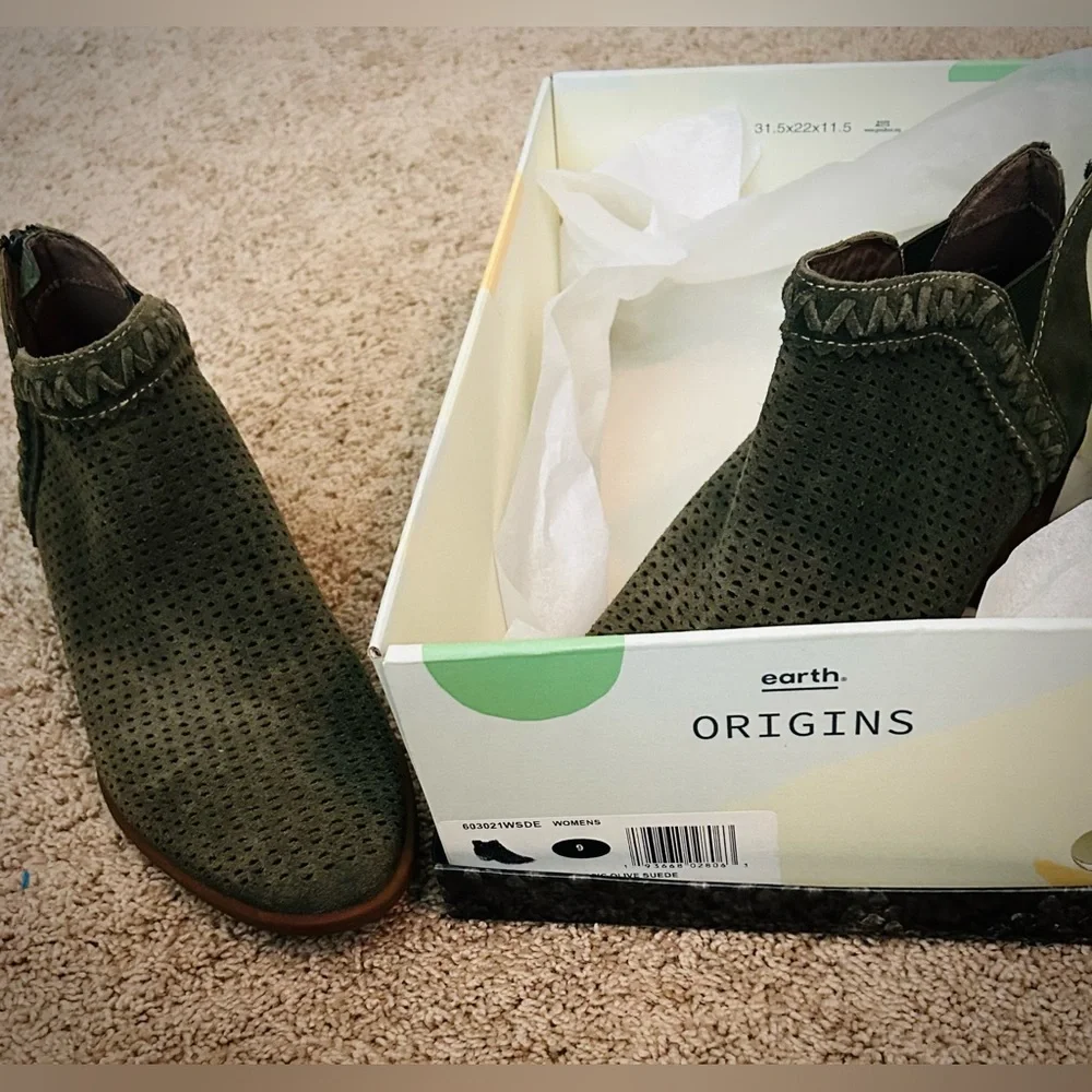 NIB Earth Origins Olive Green “Peak Perry” Perforated Suede Ankle Booties, 9M - Picture 3 of 16